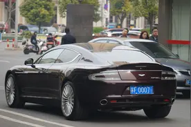 南通最老一部阿斯顿马丁RapideS，车牌"0007"致敬邦德座驾！图片