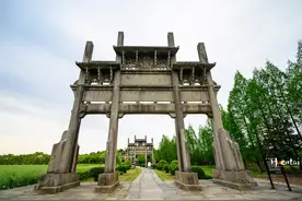 全国唯一的七连座牌坊群，坐落在徽州唯一建女祠堂的古村图片