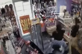 美国黑人女子袭击60岁亚裔店主：欲不付钱带走商品，被捕时大笑图片