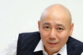 李成儒：与前妻互称兄妹，同小28岁演员相恋无果，今66岁孤身一人图片