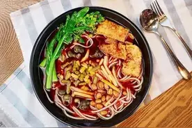 中国留学生做饭被邻居举报，警察上门后，看到食物众人笑翻了图片