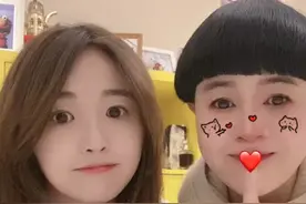 55岁金龟子和“明星脸”女儿同框！她穿卡通毛衣亮相，难得变成熟图片