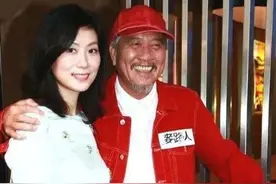 曾比肩周润发，患病苍老难辨，与小娇妻似父女，63岁仍为生计奔波图片