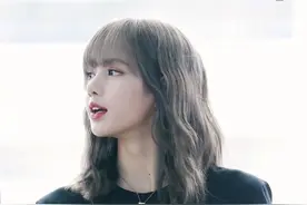 人间芭比Lisa的机场穿搭合集，又飒又A图片