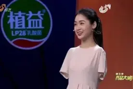 女孩9岁失去双臂，台上演唱一首《隐形的翅膀》感动全场观众图片