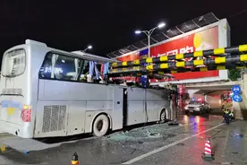 旅游大巴被限高杆“削顶”，致1死6伤！警方发布通报：驾驶员已被控制，限高杆依规设立图片