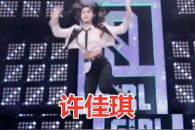 同样是劈叉：关晓彤一字马，虞书欣一字马，看到baby：这是认真的图片