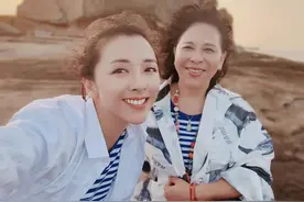 40岁黄小蕾晒三代同堂照，曾自曝追大张伟无果，现结婚7年仍幸福图片