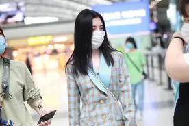 鞠婧祎长发披肩，穿格子外套配白色皮靴大玩“下衣消失”秀美腿图片