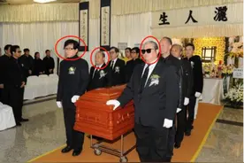 娱乐圈大佬狄龙身穿皮衣，洪金宝大背头，现身曾志伟妻子葬礼图片