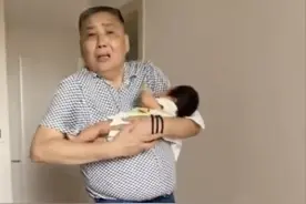 哈哈哈“烫手式”抱娃笑翻网友，全身僵硬连话都不会说了图片