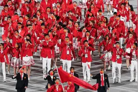 日本奥运会中国代表团入场高清大图，中国红图片