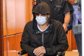 57岁皮特坐轮椅现身医院，面容憔悴让人担忧，媒体爆料：拔智齿了图片
