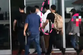 肖战清晨从北京出发，工作人员全程围着他，还穿着王一博同款衬衫图片