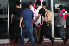 肖战清晨从北京出发，工作人员全程围着他，还穿着王一博同款衬衫图片