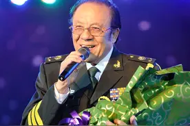 “德艺双馨”杨洪基：31岁娶初恋，53岁走红，一辈子不接广告图片