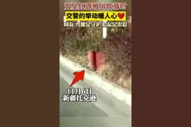五星红旗被风吹落 托克逊交警的举动暖心图片
