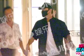 陈思诚深夜聚餐，高谈阔论众人捧场，身旁美女为其整理衣服显亲密图片