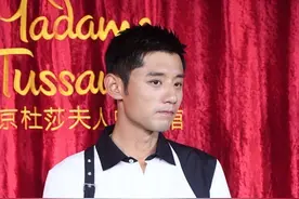 张继科长得确实帅，即使穿着简约的白短袖，也挡不住健硕的身材图片