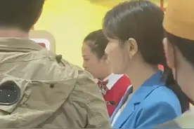 刘涛活动被身边男子揩油抓胳膊？一把甩开连忙使眼色图片