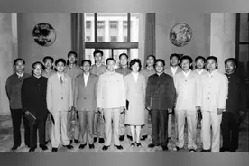 1959年人民大会堂举办国宴，天花板上藏着50个人，他们是谁呢？图片