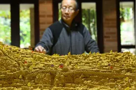 老人用泡沫塑料把“重庆”雕了出来，一百多条街道和地标完美重现图片