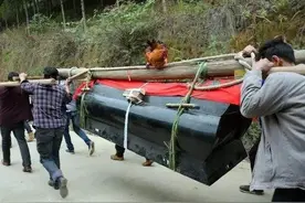 俗语“雨打棺，十年酸；雨洒坟，出贵人”，啥意思？古人生活经验图片