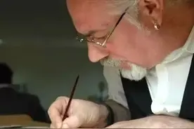 62岁“变态”大爷在头发丝、牙签、白砂糖上画画，放大100倍看懵图片