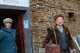 7旬夫妇长居大山深处，一个善意之举给了流浪汉一个温暖的家图片