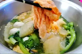 入秋后，来一锅，用腐竹豆腐煮，肉丸和猪肉皮生菜汤，滑嫩又美味图片
