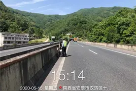 男子为走近路骑自行车上高速 安康高速交警迅速处置图片