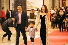 幼儿园毕业典礼成翻车现场，都是富人聚会，你一个普通家庭掺和啥图片