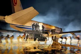 中国民航981号航班劫机犯张震海，威胁炸机，被机长一脚踹下飞机图片