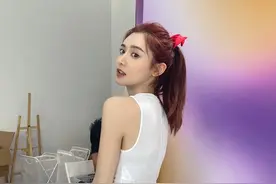 永远的神！美女篮球主播美娜晒近照 浓眉大眼气质身材绝佳图片