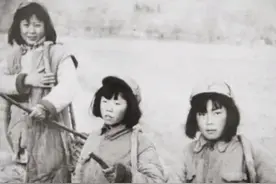 我军清理战场，三位女兵参观一破庙，看到大量伤兵让她们终生难忘图片