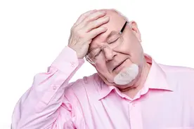 家里老人有这5种情况，说明脑部有问题！应及时到医院处理图片