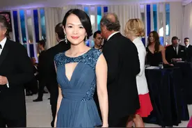 国外高清镜头下，巩俐皮肤光滑又紧致，高圆圆没打光的差别有点大图片
