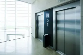 广西一小区电梯突发故障导致老人被困晕倒！物业回应：已尽应尽责任图片