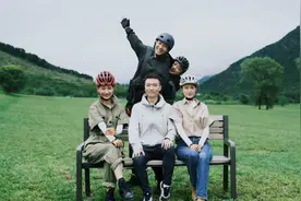 央视团建，康辉尼格买提拼学历，撒贝宁再现凡尔赛语录秒杀众主持图片