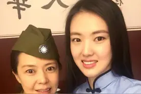 张常宁妈妈被称“冻龄女神”，合影好似姐妹花，民国写真照太抢眼图片