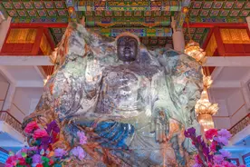 辽宁“井中王”玉石，重量超260吨，被大师雕刻成“双面玉佛”图片