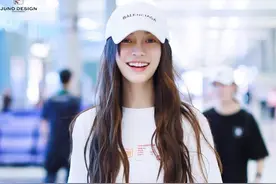 杨颖白T黑裤清爽现身机场，生完孩子的她身材依然那么好图片