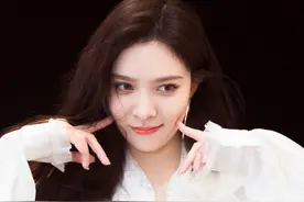 宋妍霏现身机场，甩发挥手女人味十足，获粉丝送花笑眼弯弯图片