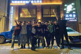 德云社五队聚餐庆生，队长烧饼缺席深夜发文，师兄弟齐打榜闹乌龙图片