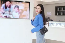 马丁靴 + 裙子，马丁靴 + 卫衣，照着穿显高又时髦图片