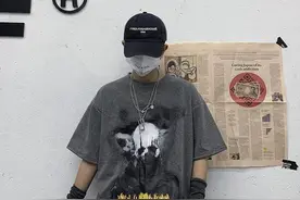 宽松百搭的潮牌男装短袖t恤，纯棉透气尽享型男时尚潮流图片