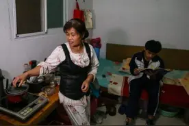 高中生家长送饭成风景线，网友吐槽巨婴式溺爱，家长的回怼很解气图片