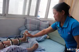 女子独自在家生娃，孩子意外坠地，两年后看到诊断证明放声大哭图片