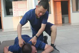 面对无法陪伴成长的爸爸，小小的他们会责怪吗？图片