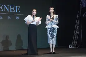 翁虹T台上胆子真大，黑内搭配“散热”薄纱，好身材隐约看得见图片